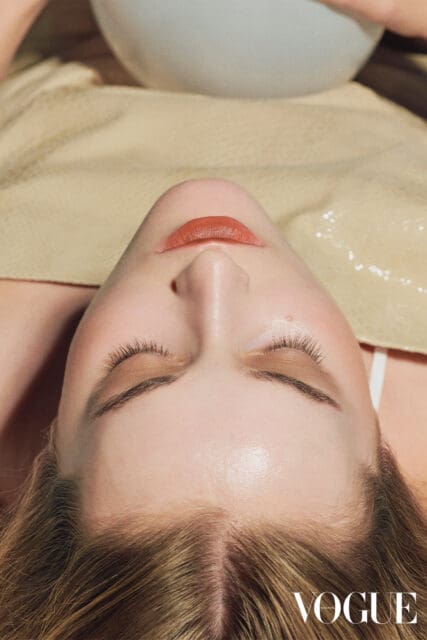 2024秋冬妝容|以溫柔啡調彩妝表達出秋冬詩意 營造出秋日浪漫感