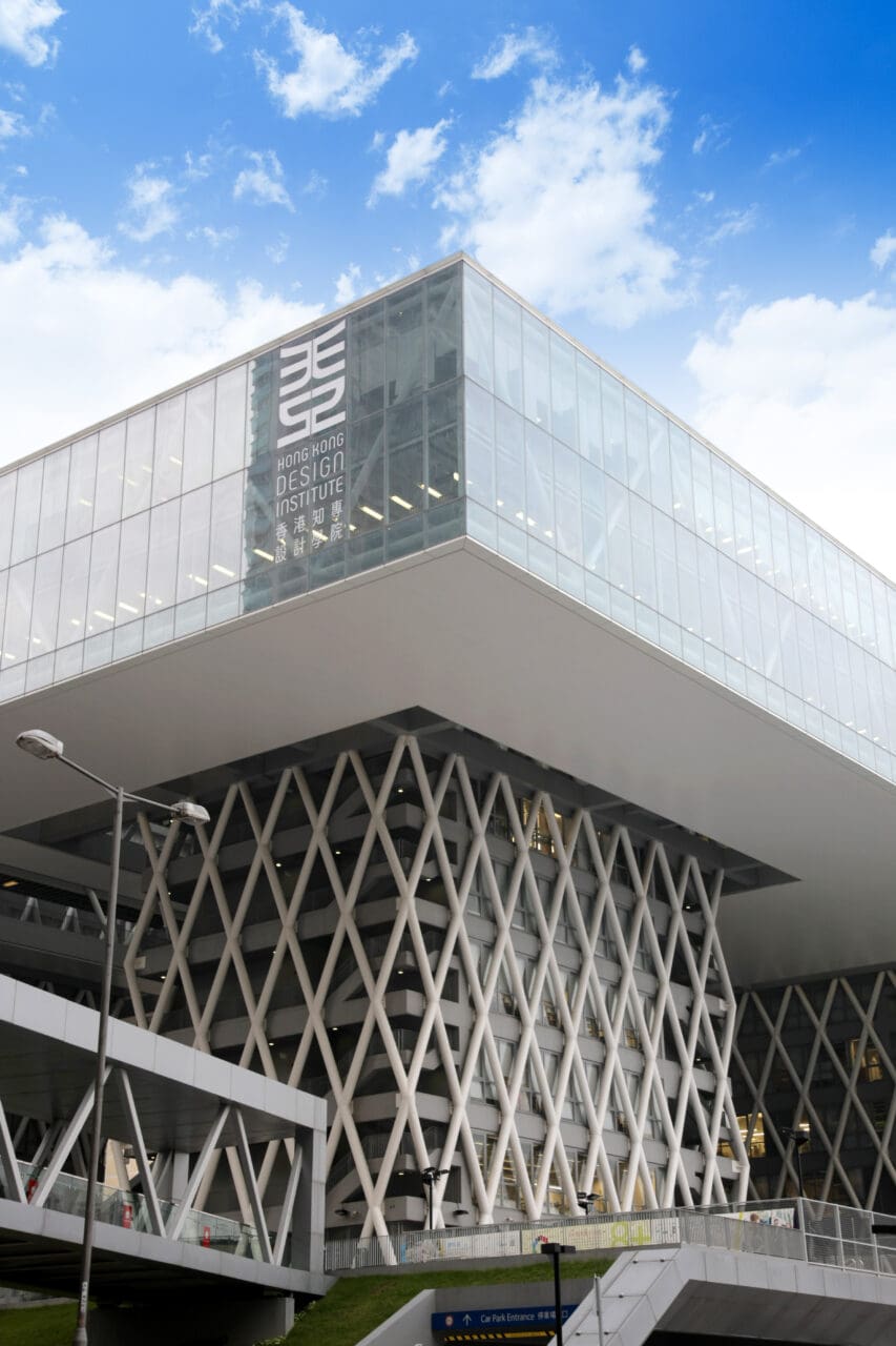 CHANEL2025度假系列展場HKDI：香港首座由法國建築師設計的重要設施、以「白紙」隱喻無邊創意