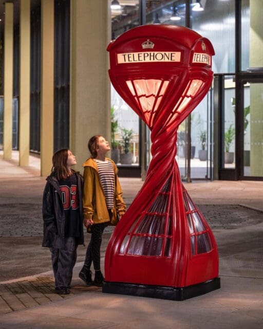 為城市增添一點詭譎?曾為Hermès操刀櫥窗設計的英國藝術家Alex Chinneck,在街頭裝上扭曲的電話亭、打結的電燈柱⋯⋯