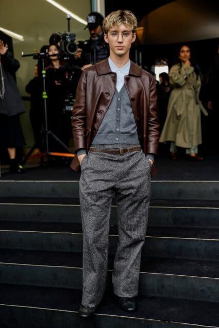 Troye Sivan以Prada造型亮相米蘭時裝周,演繹“Librarian-Chic”高級圖書館風格!
