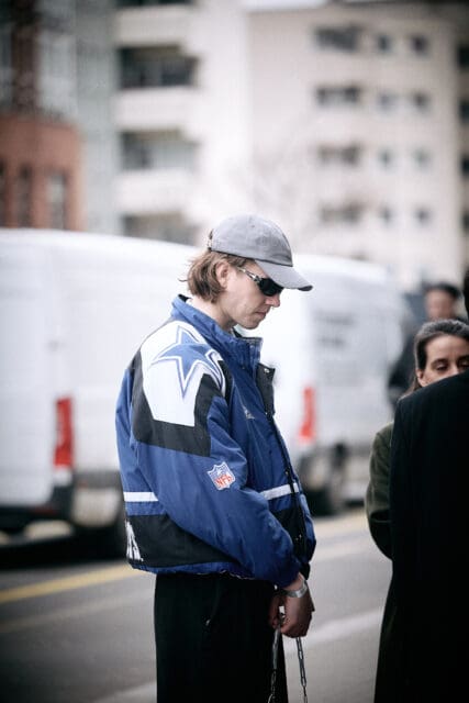 2025秋冬柏林時裝週Street Style:毛絨元素當道、手袋掛飾風潮繼續蔓延⋯