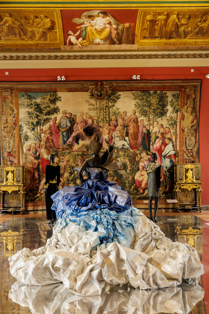 2025年巴黎必看時尚展覽：羅浮宫首場時裝展、Alaïa x Mugler 友情作品展、Rick Owens 個人回顧展⋯⋯