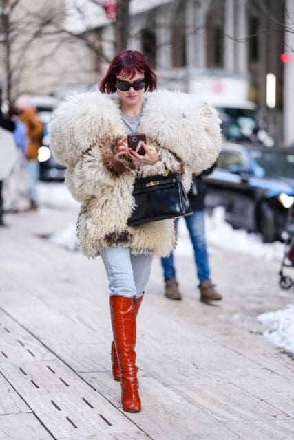 2000年初紅極一時的「Boot Tuck」造型回歸?從 Streetstyle 到時裝展都在流行將「褲子塞進長靴」的造型技巧⋯⋯