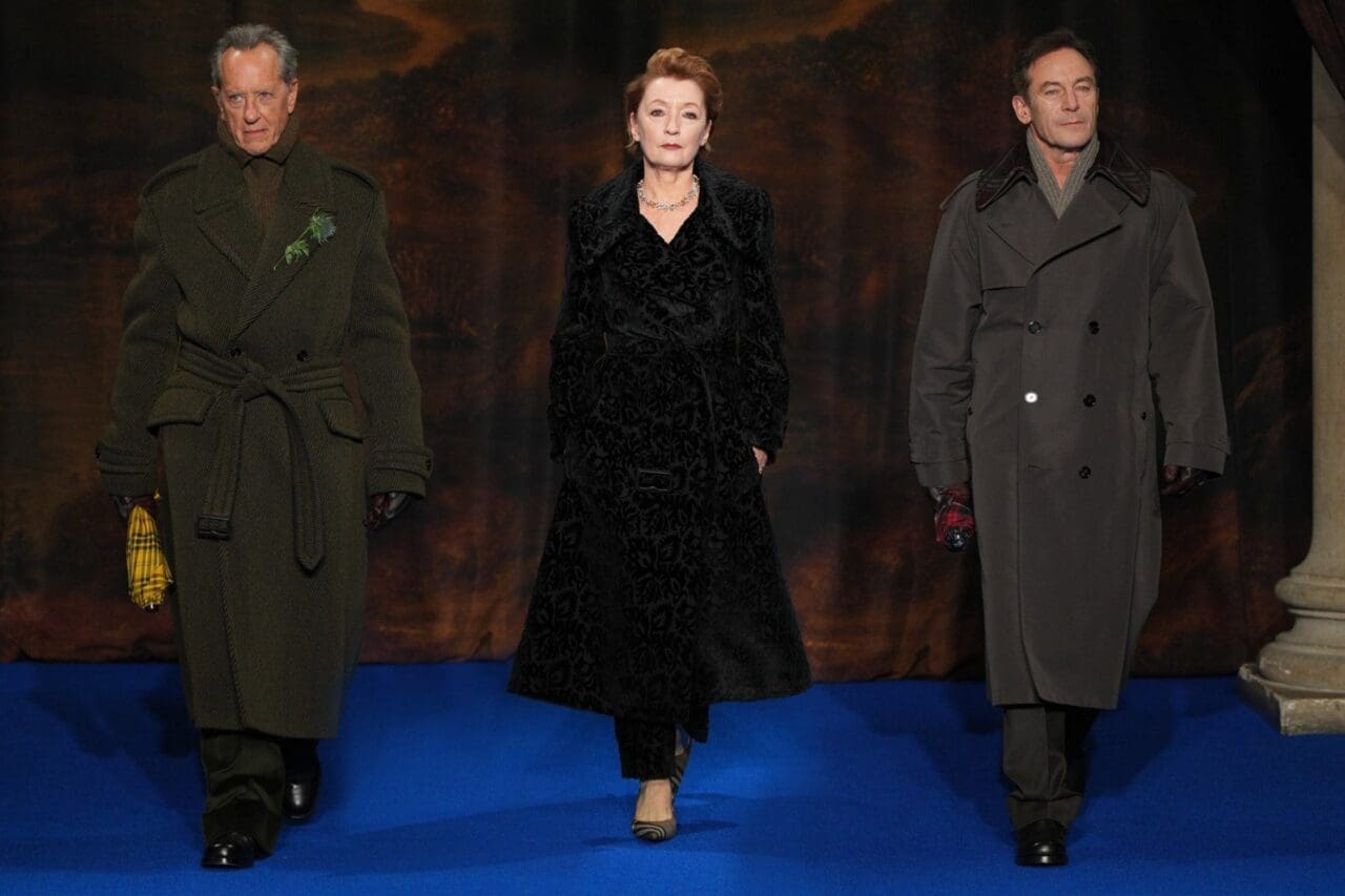 Burberry 找來英國傳奇演員當模特兒走騷！創意總監 Daniel Lee 如何透過「選角」打造出他的 Burberry 形象⋯⋯？