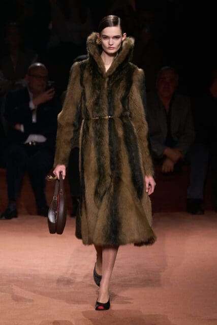 Fendi 慶祝百年華誕,以設計重新定義何謂「Fendi-ness」風格本質|Fall/Winter 2025