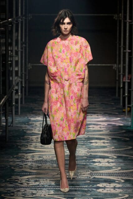 誰說女裝一定要精緻無瑕？Prada 2025秋冬系列 重新思考女性服裝的定義 Fall/Winter 2025