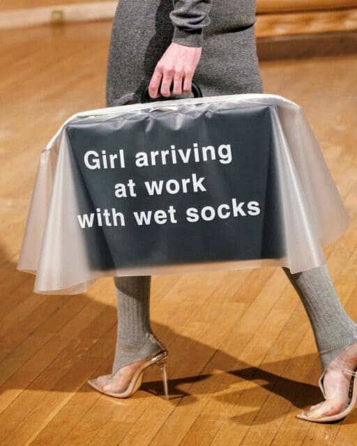 2025秋冬最搞怪手袋!Moschino「意粉袋」、Zomer「消失的手袋」⋯⋯這些設計想表達甚麼?