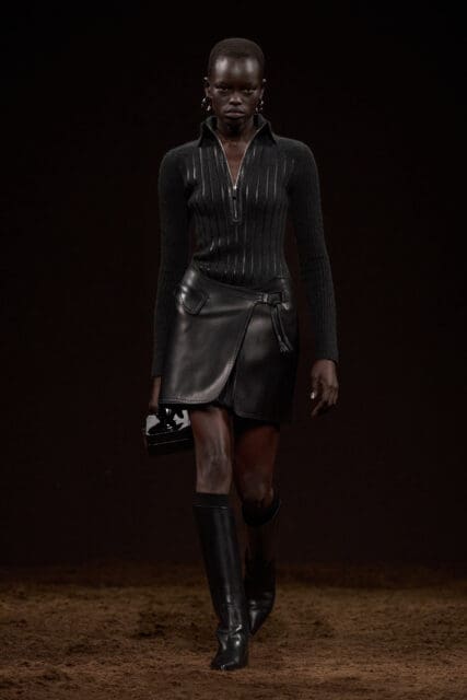 Hermès 塑造銳利氣息的女騎士形象,展現極致精緻的皮革材質與工藝|Fall / Winter 2025