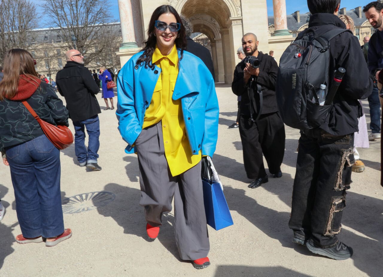 2025秋冬巴黎時裝週Street Style：Power Suit權力着裝、紅色絲襪與豹紋回歸···