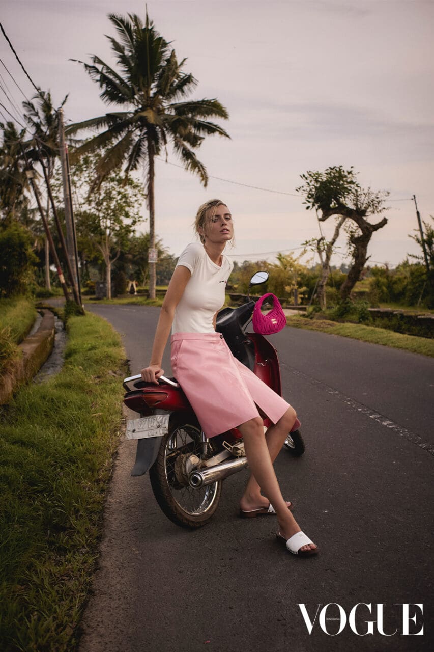 2025春夏時尚流行趨勢：亮面皮革為造型加入光澤，展現都會風情！