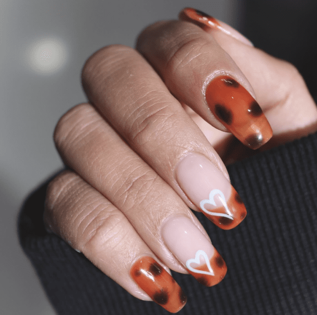 2025春天美甲款式|精選8款今季大熱風格!彩色水滴、唇印美甲、雲石碎花