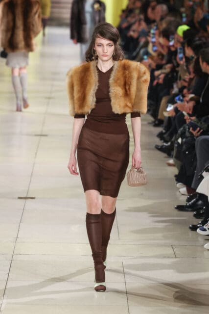 從2025秋冬時裝週瞭解17個最新時尚趨勢:超短外套、繭型衣服、開心果綠色⋯⋯