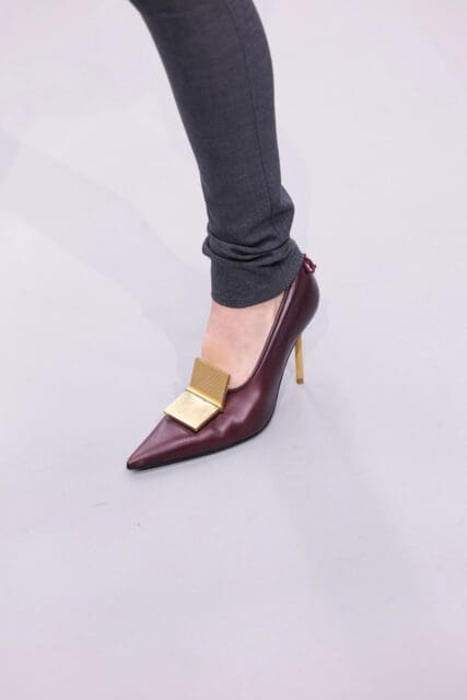 盤點2025秋冬時裝週5個鞋款趨勢：聯乘款運動鞋、斑馬紋長靴、緞面涼鞋···