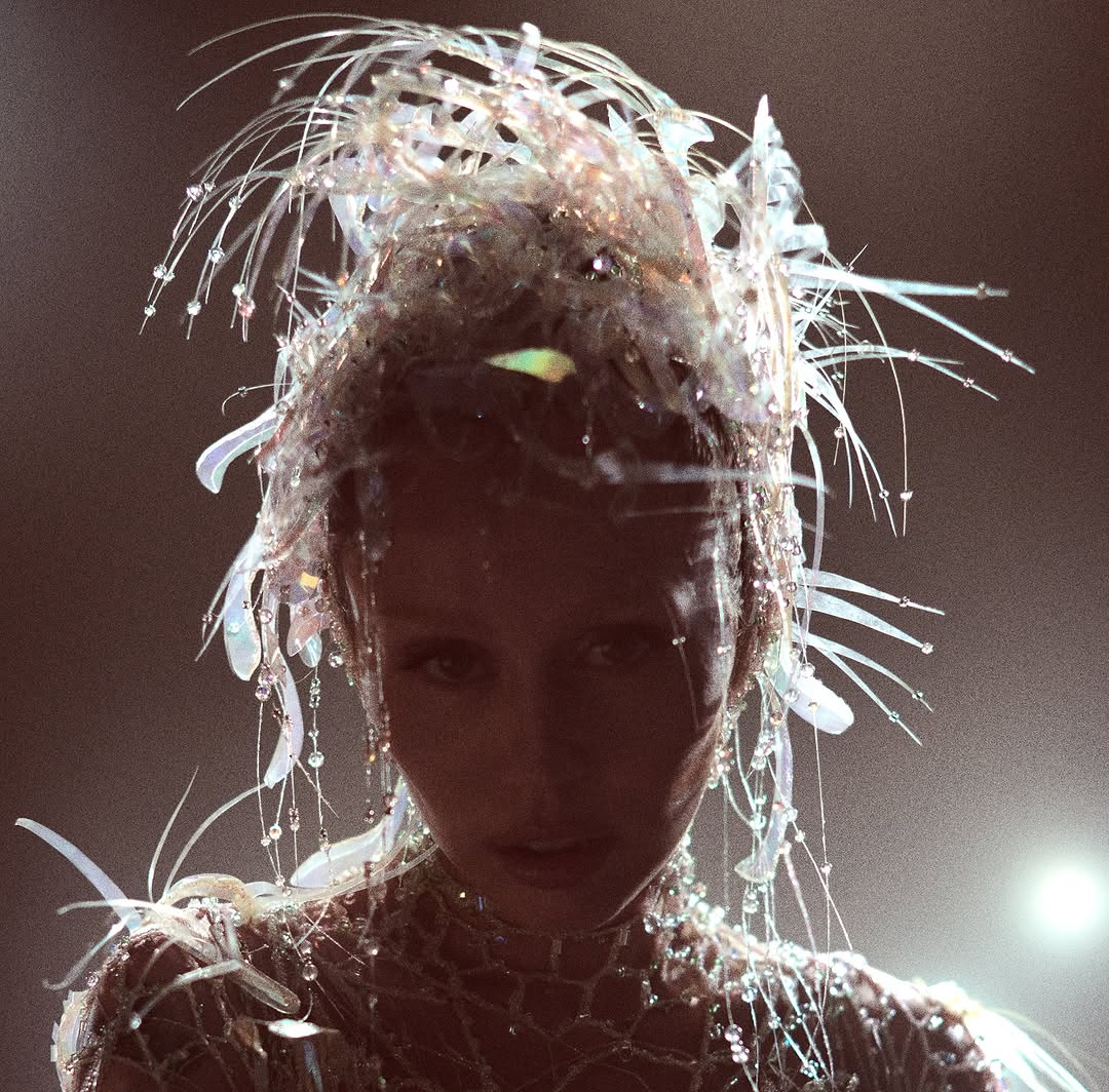 Miley Cyrus新專輯《Something Beautiful》將於5月30日發行，Mugler造型成為專輯視覺核心！