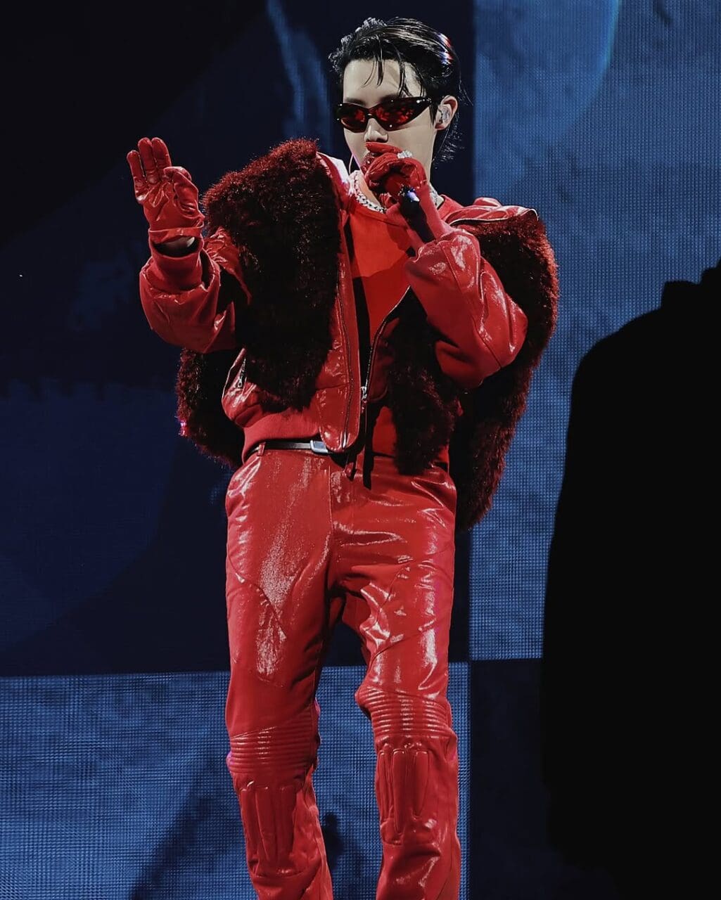 BTS舞王j-hope巡演穿出巨星風範！帥氣演繹韓國新銳品牌Juntae Kim紅色套裝、Louis Vuitton隨性街頭造型、美國老牌復古單品