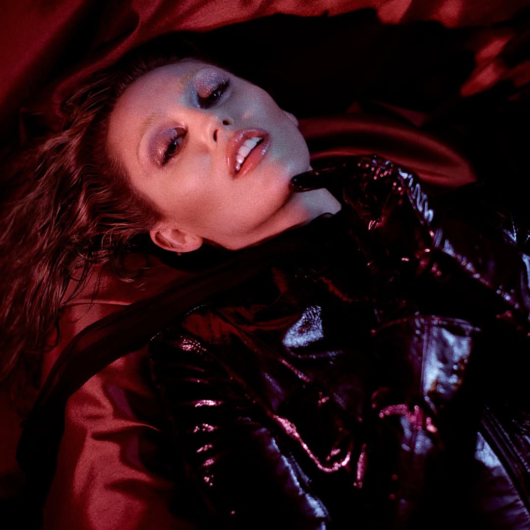 Miley Cyrus釋出新曲《Something Beautiful》MV,閃耀唇妝搭配啡調妝容成為最新潮流亮點