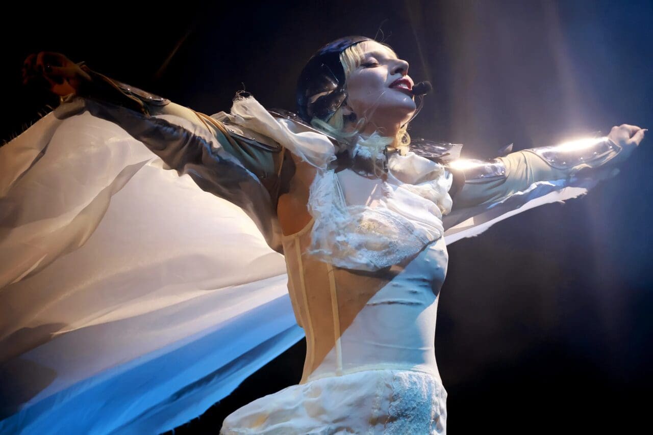 Lady Gaga將哥德美學帶到Coachella舞台，在沙漠中築起她的歌劇院！