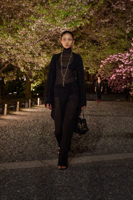 櫻花樹下，Dior以東方哲思重構服裝與身體的關係｜Pre-Fall 2025