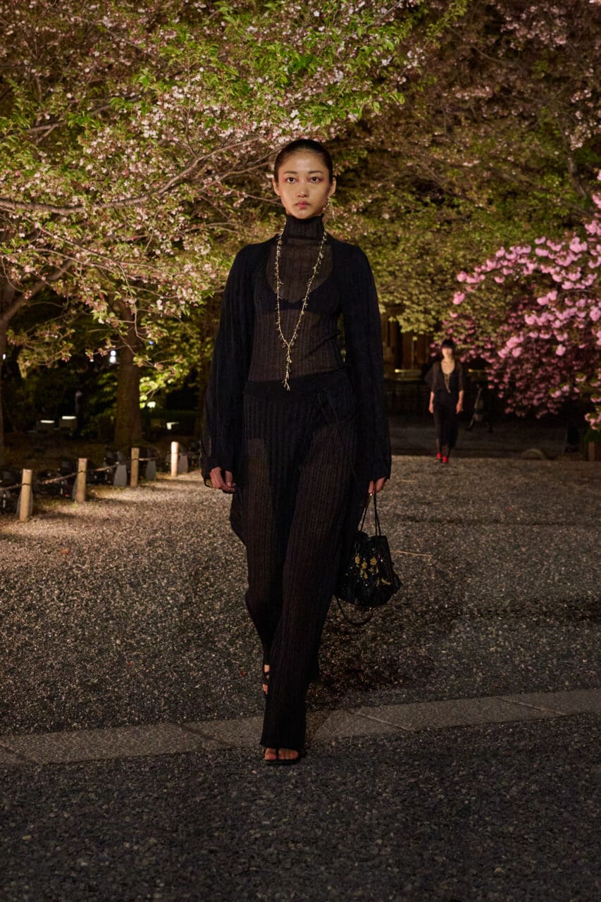 櫻花樹下,Dior以東方哲思重構服裝與身體的關係|Pre-Fall 2025