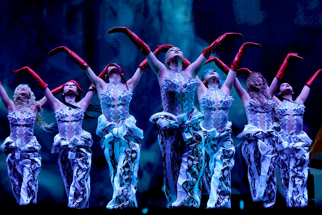 5 件事認識 XG「寶藏女團」：首登《Billboard》雜誌封面的日本女團、獵奇 Y3K 造型美學