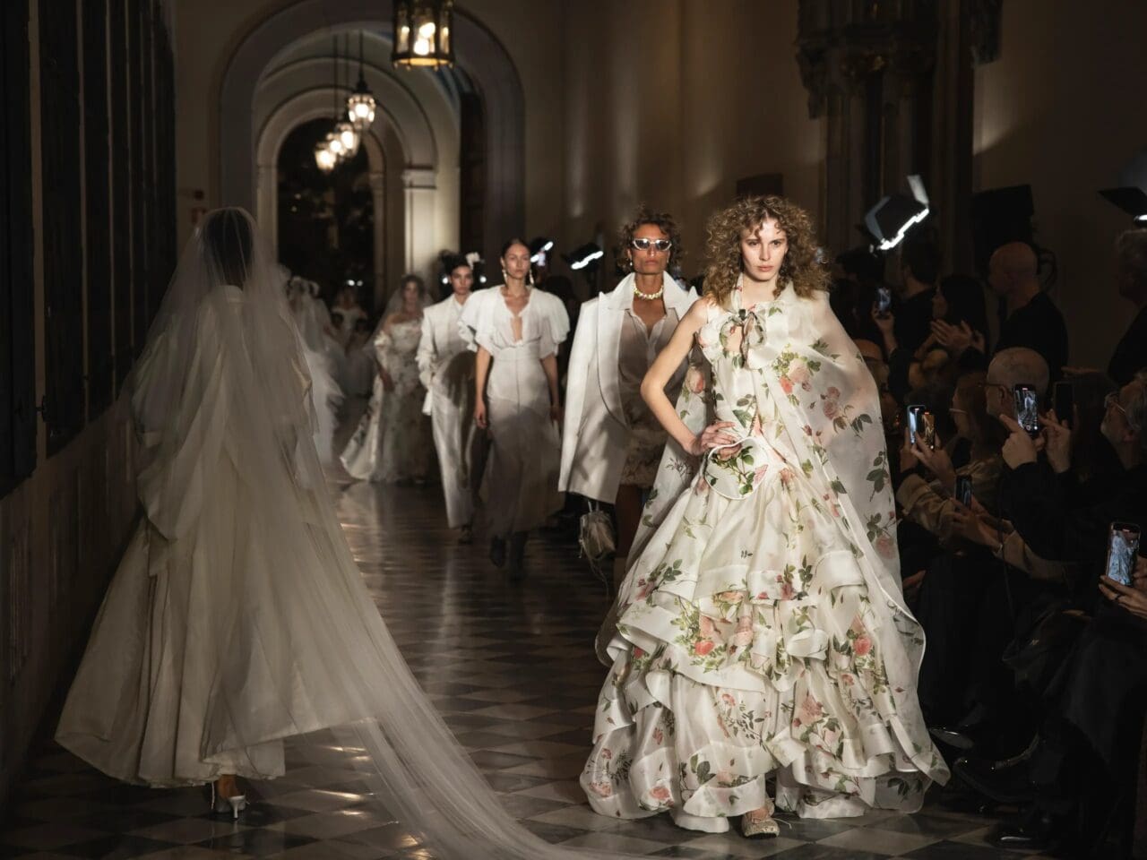 「我享受每一分鐘的過程」：Andreas Kronthaler在巴塞隆納舉辦Vivienne Westwood首場婚紗時裝展