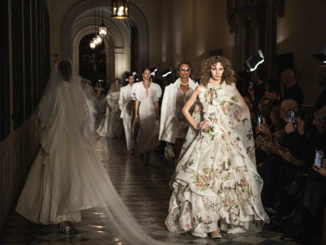 「我享受每一分鐘的過程」:Andreas Kronthaler在巴塞隆納舉辦Vivienne Westwood首場婚紗時裝展