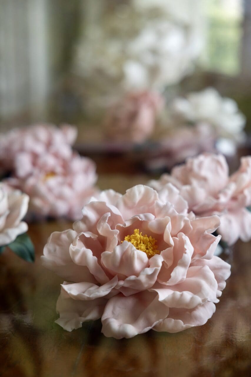 「花影瓷語」展覽——陶藝家王俊賢 Leo Wong 以傳統工藝在百年老宅重現繁花盛景,讓陶瓷與詩意在時光中對話