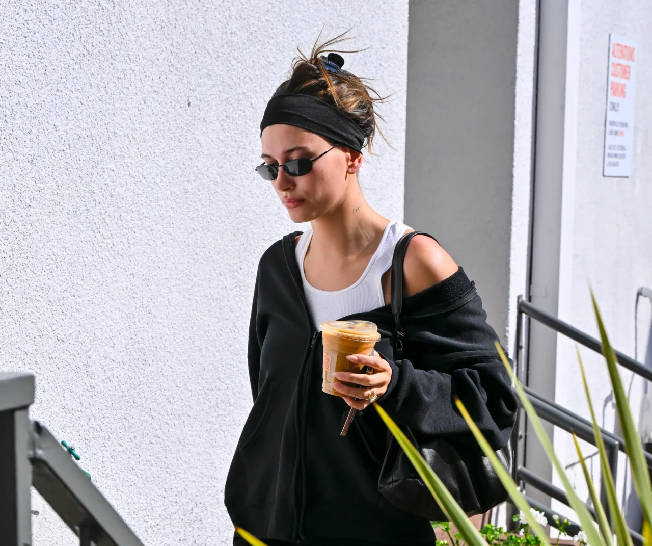Hailey Bieber 以經典髮型重塑時尚風格，散發自信光芒