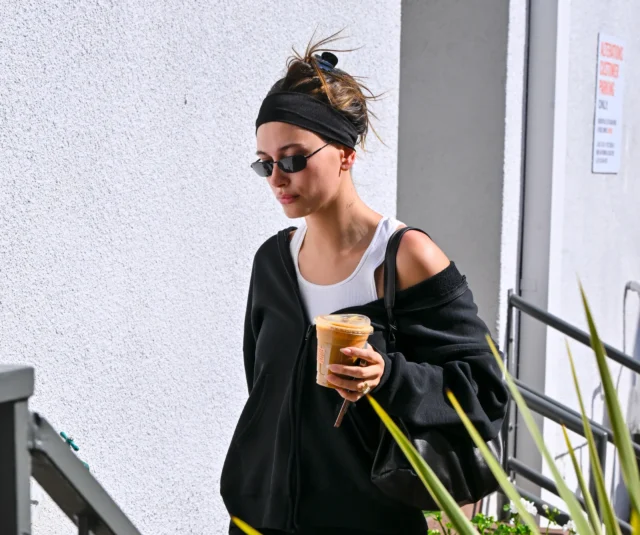 Hailey Bieber 以經典髮型重塑時尚風格,散發自信光芒