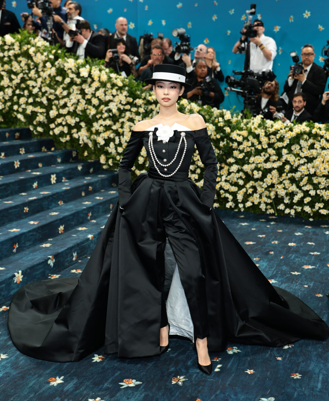 盤點 Met Gala 2025 紅地毯造型｜Blackpink Lisa、Jennie、Rosé同場、Rihanna 以型格懷孕裝出席，還有Zendaya、Madonna等名人盛裝出席