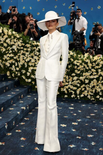 Met Gala 2025｜白色西裝於紅地毯掀起熱潮，一覽Zendaya、Madonna、Anna Sawai的最佳演繹！