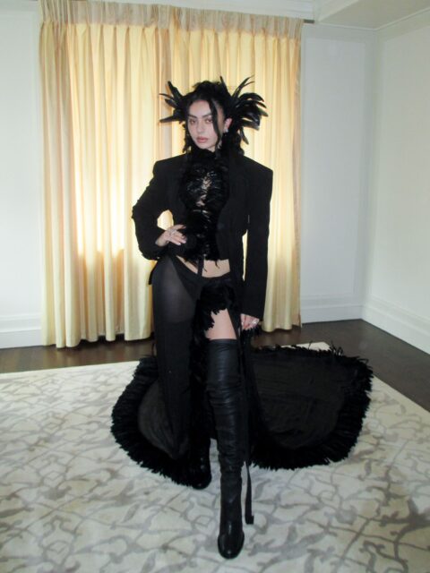 Met Gala 2025|Charli XCX延續「Brat美學」,駕馭Ann Demeulemeester黑色禮服呈現哥德式戲劇化造型!