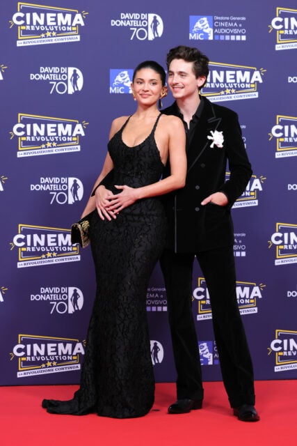 相戀兩年,Kylie Jenner與Timothée Chalamet首度公開牽手亮相大衛獎紅地毯!