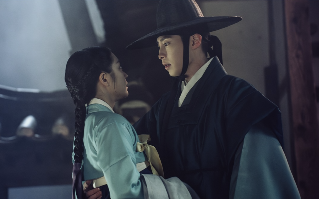 Netflix古裝韓劇《吞金》5月16日正式上架!睽違三年李宰旭再出演古裝劇,與曹寶兒開展一段禁忌姐弟戀