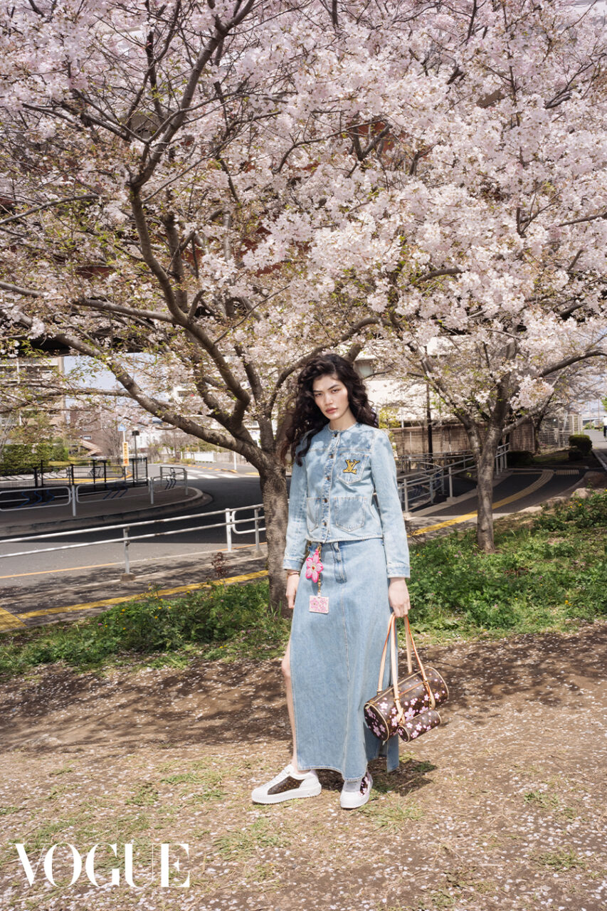 2025 春夏潮流趨勢：經典丹寧元素再次成為焦點！以無限魅力融入半裙、大衣和手袋等單品