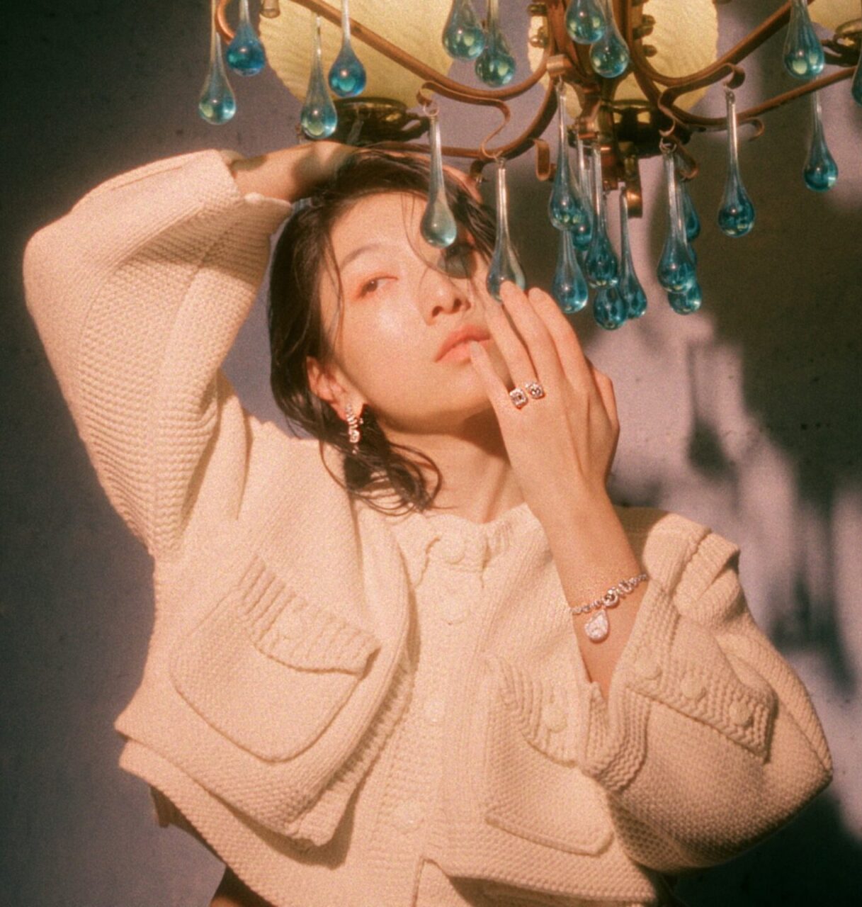 5月刊封面人物 | 日本影后安藤櫻 Sakura Ando 佩戴 CHANEL N°5 高級珠寶及2025工藝坊系列 捕捉與珍惜相遇的瞬間