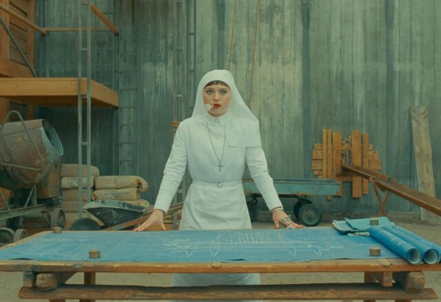 《腓尼基大作戰》影評:鬼才導演Wes Anderson最新力作,在新的敘事層次下打造的一場夢境⋯⋯