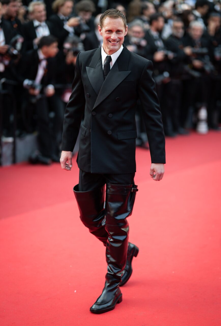 康城影展2025｜Alexander Skarsgård 以「怪異」裝扮搶盡紅地毯風頭！將「戀物癖」融合時尚的造型與向新戲有關⋯⋯？