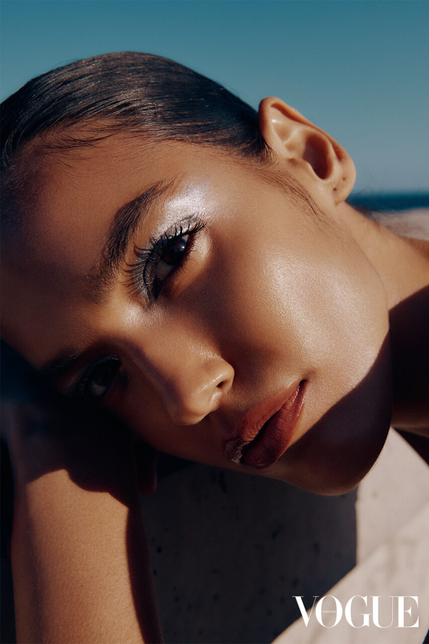 2025夏日彩妝趨勢｜珠光彩妝成為肌膚上的「海洋」 以銀色妝感成為波光粼粼的海面