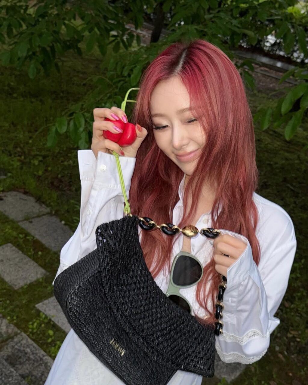 K-pop偶像2025夏季穿搭樣板！來自Blackpink、Aespa、Enhypen等偶像的造型搭配秘訣