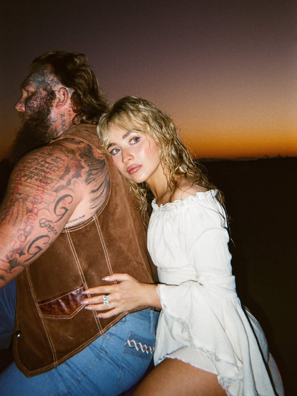 Sabrina Carpenter以羊毛捲重塑標誌髮型，重回60年代的復古嬉皮風格