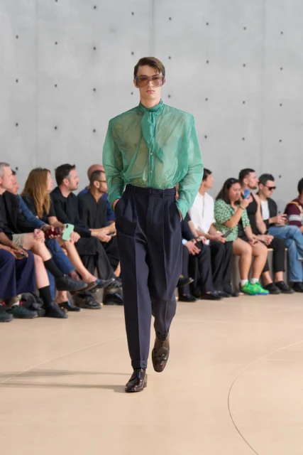 以酷兒藝術家的色彩 重塑YSL男裝的視覺美學|Spring/Summer 2026 Menswear