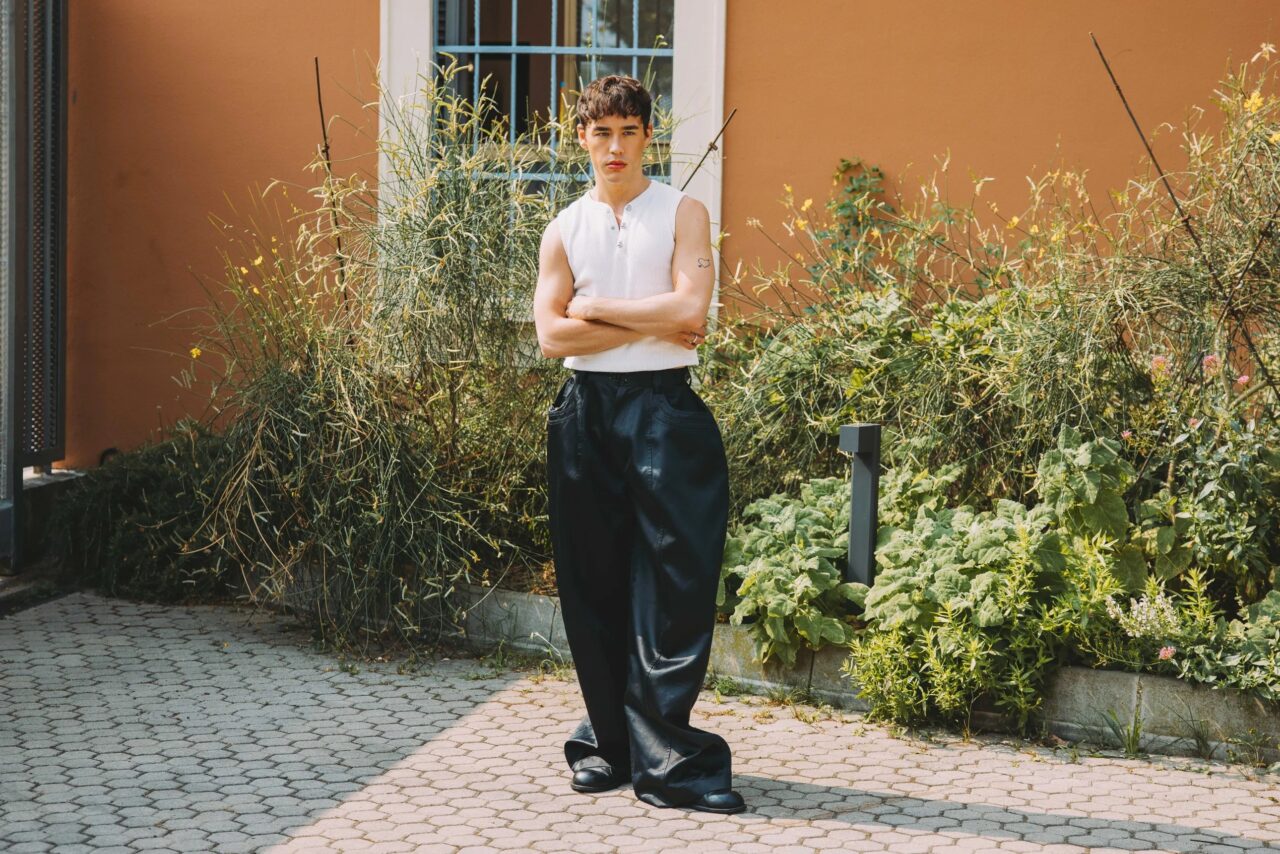 2026春夏米蘭男裝週Street Style：Men’s Skirts當道、深V真空造型成時裝展入場券？