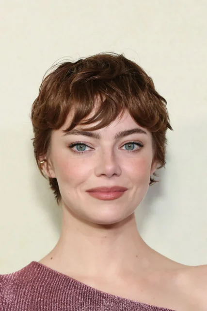 2025短髮新潮流：Emma Stone以男孩風短髮造型展現時尚與自我風格的完美結合