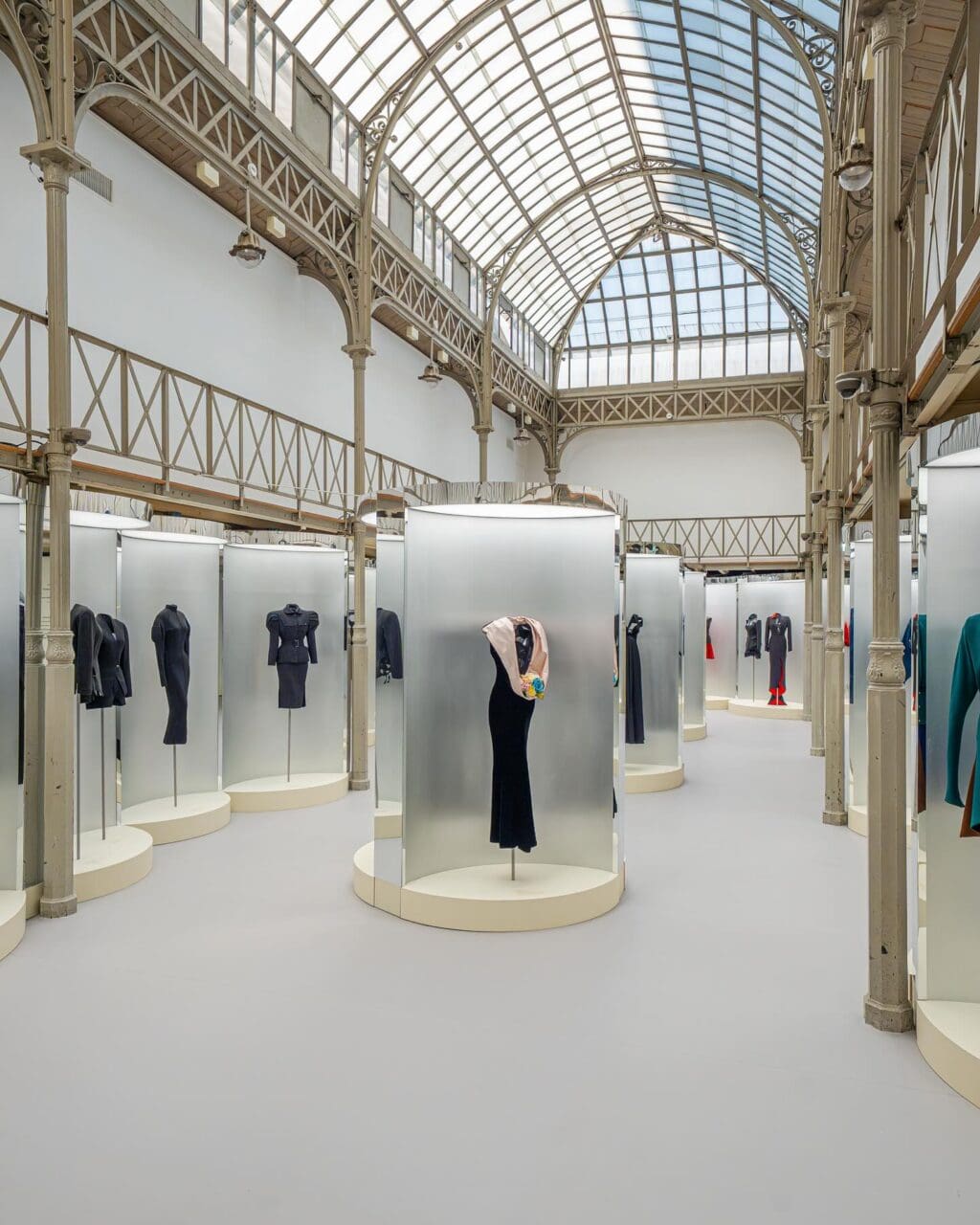 2025必看時尚展覽:Virgil Abloh回顧展、Armani先生親自策展、羅浮宫首場時裝展⋯⋯