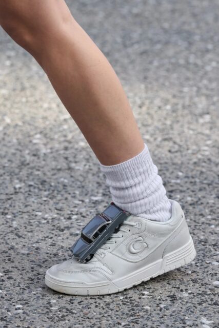 從Coach到Miu Miu,Shoe Charms鞋飾成為2025夏季熱門潮流趨勢!