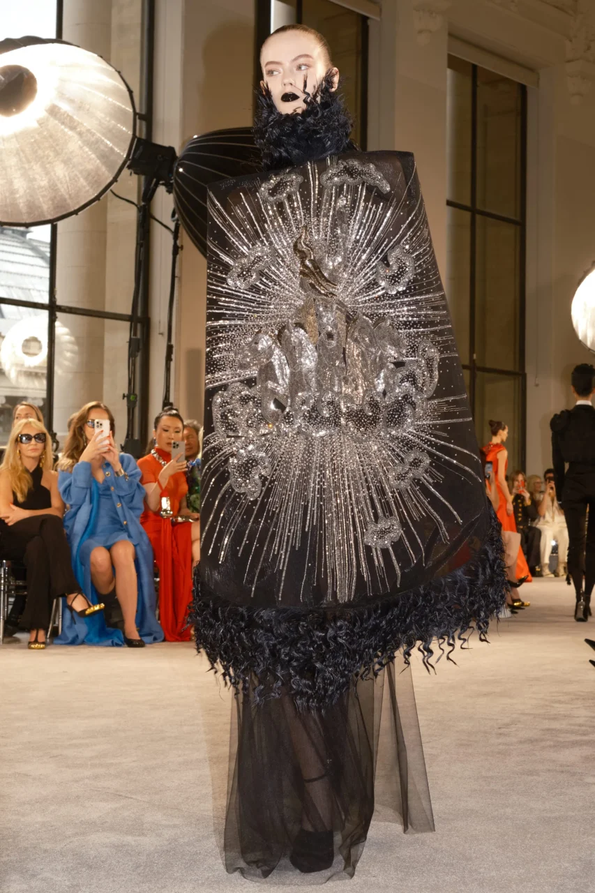望向生命與藝術的終結 Schiaparelli 以工藝呈現末世想像｜Fall 2025 Couture