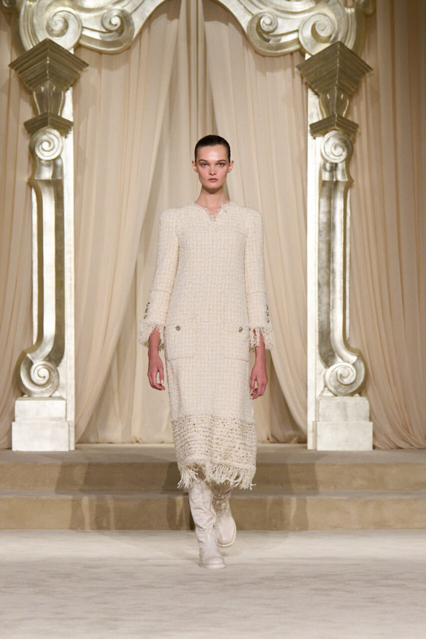 Chanel 融合田園自然詩意與高級訂製精髓，演繹經典冬裝新意｜Fall 2025 Couture