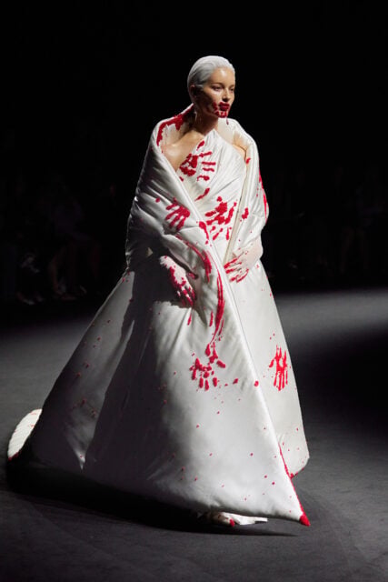 將換裝時刻化為超現實藝術 Robert Wun 探索人類著裝情感｜Fall 2025 Couture