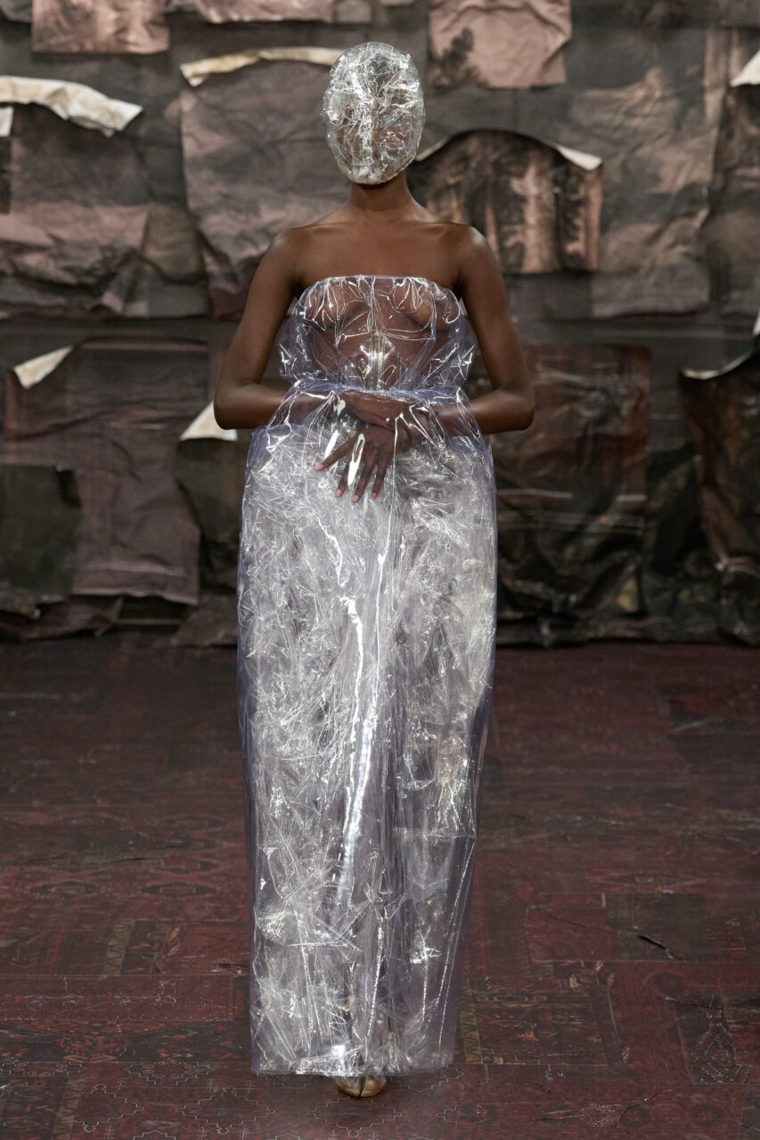 萬眾矚目！Glenn Martens 在 Maison Margiela 驚艷的首騷，創造令人敬畏的美麗幻象｜Fall 2025 Couture